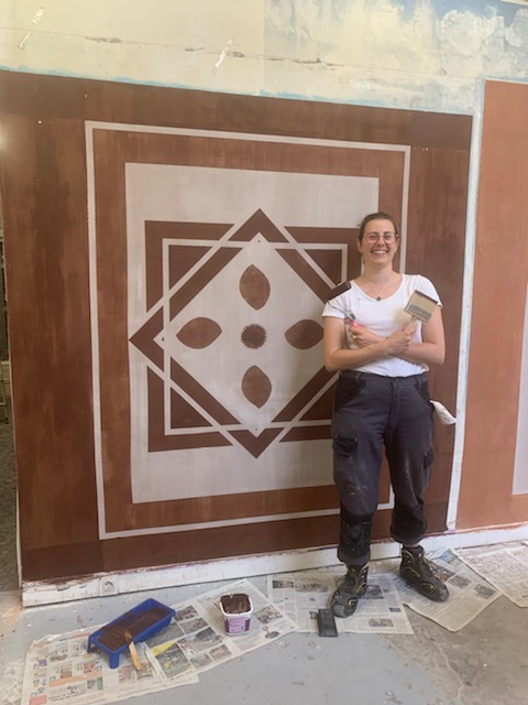 Photo d'un chantier finalisé par Céline Gravier, Ô Peintre Enchanteur, avec de la peinture fraîche en cours de séchage.