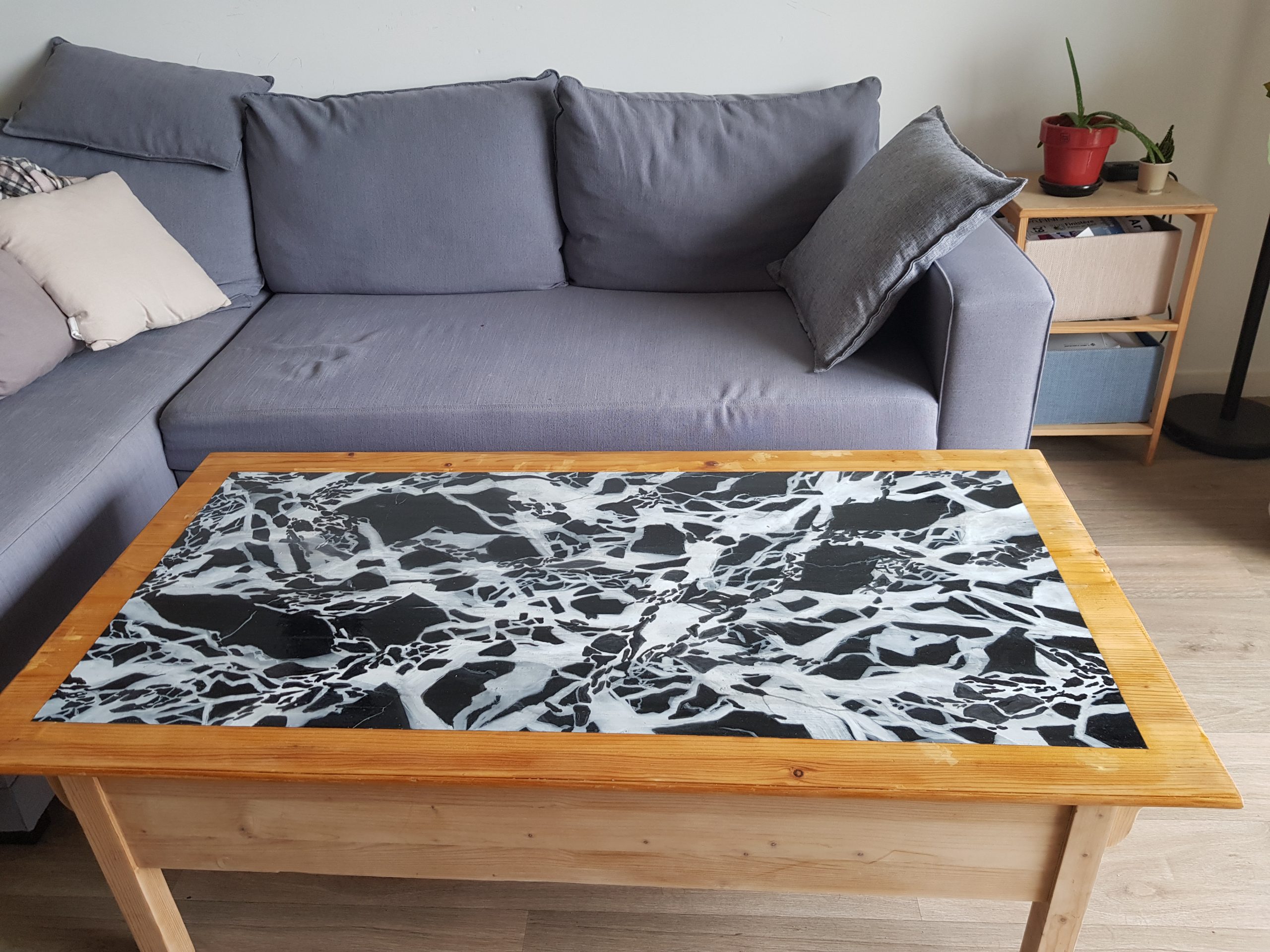Photo d'un chantier finalisé : une peinture sur meuble pour le printemps, pour un particulier, par Céline Gravier, ô Peinture Enchanteur.