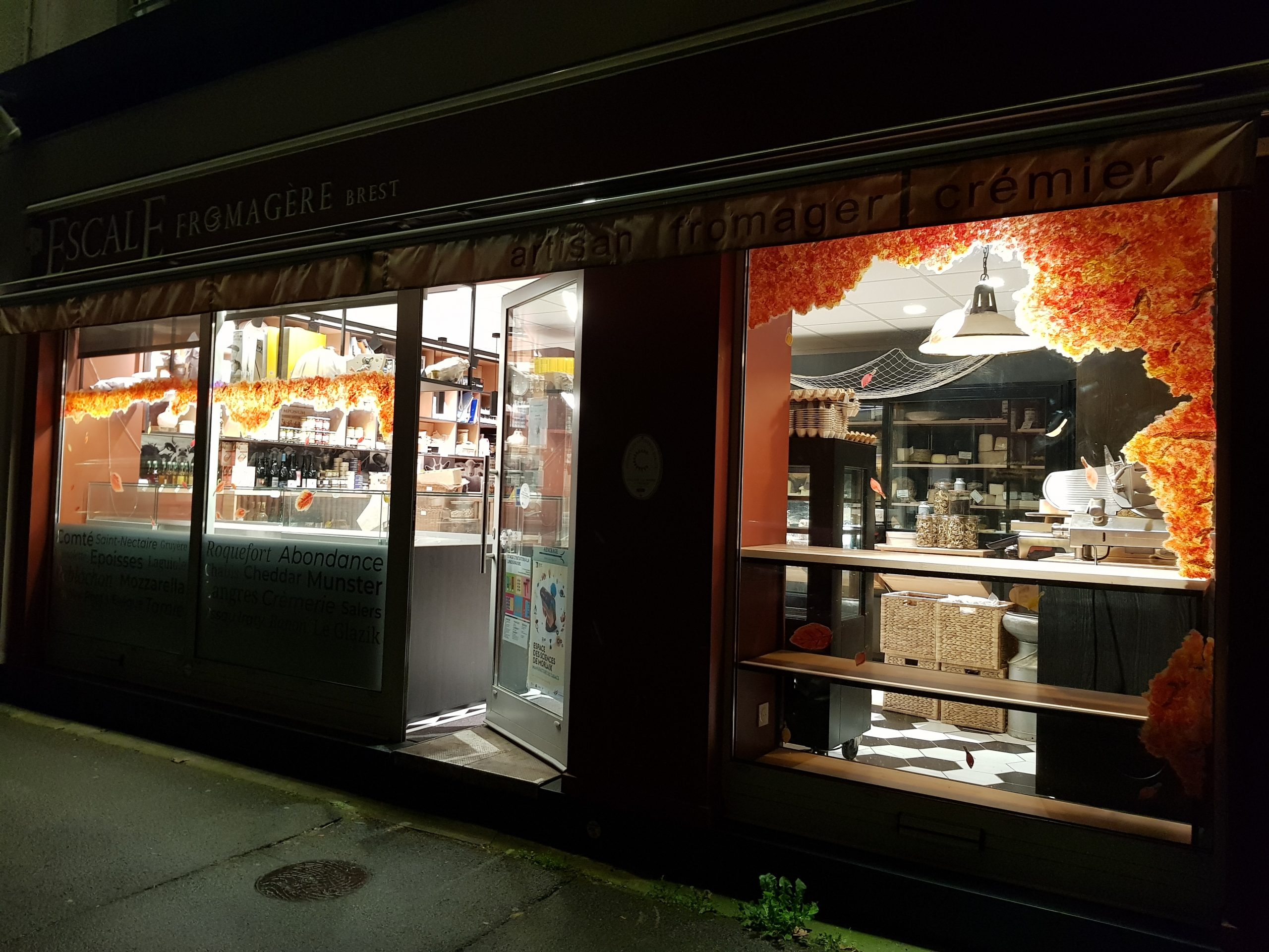 Photo d'un chantier pour une peinture sur vitrine pour l'automne, pour une boutique, par Céline Gravier, ô Peinture Enchanteur.