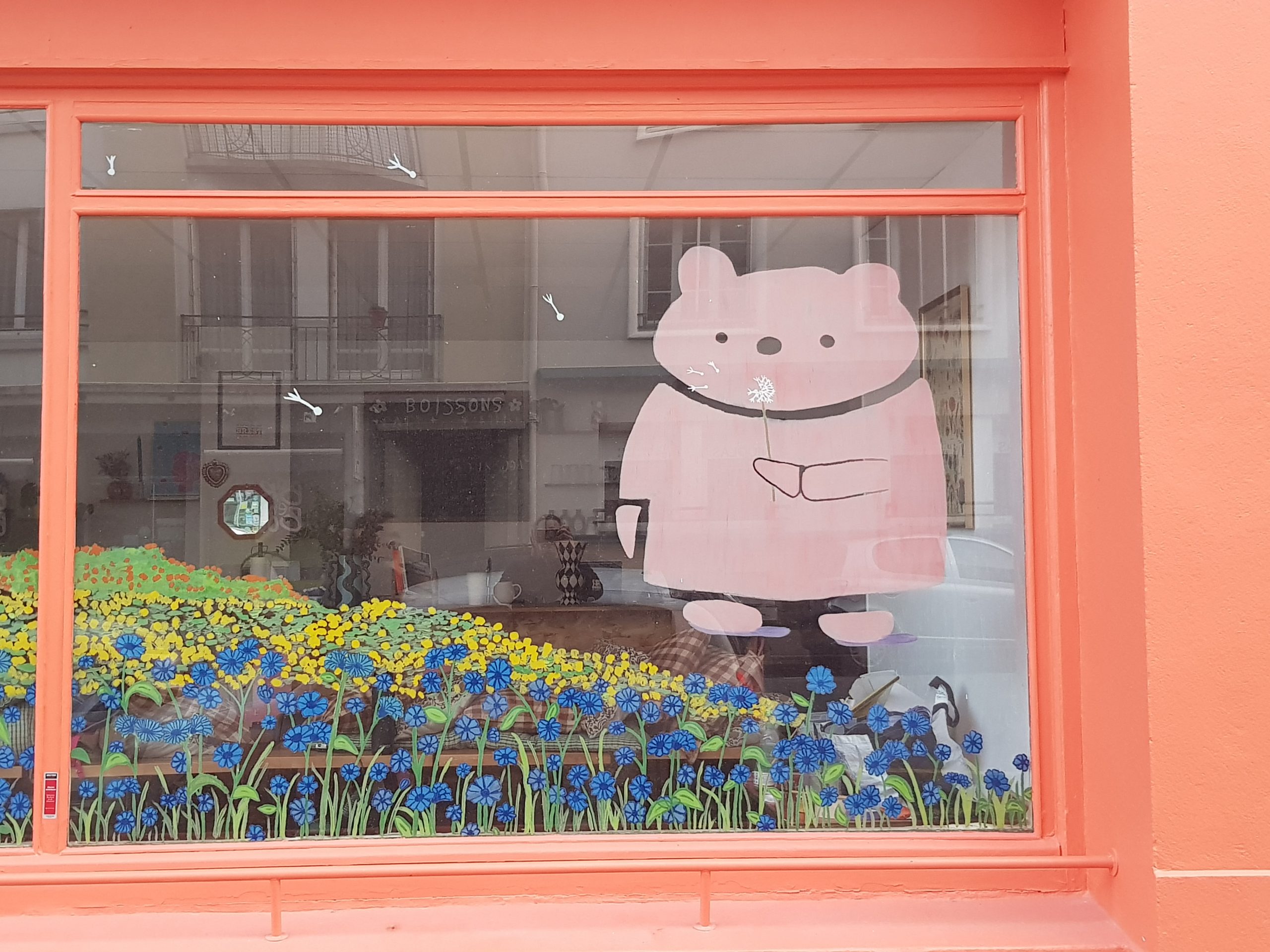 Photo d'un chantier pour une peinture sur vitrine pour le printemps, pour une boutique, par Céline Gravier, ô Peinture Enchanteur.