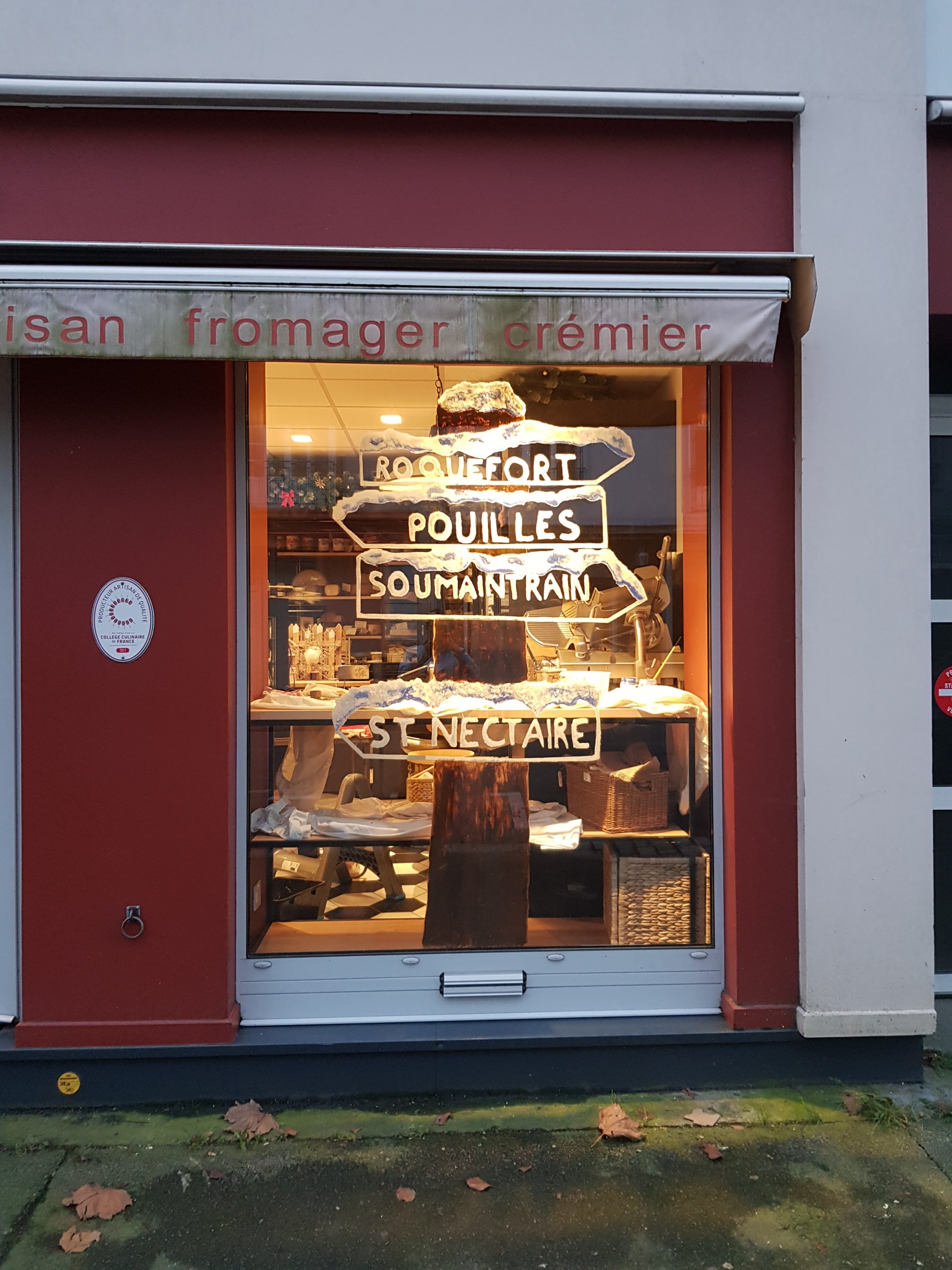 Photo d'un chantier pour une peinture sur vitrine pour l'hiver, pour une boutique, par Céline Gravier, ô Peinture Enchanteur.