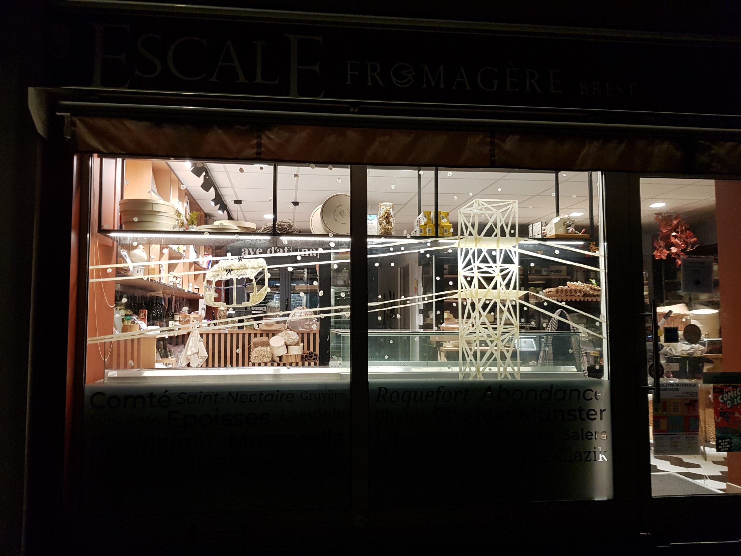Photo d'un chantier pour une peinture sur vitrine pour l'hiver, pour une boutique, par Céline Gravier, ô Peinture Enchanteur.