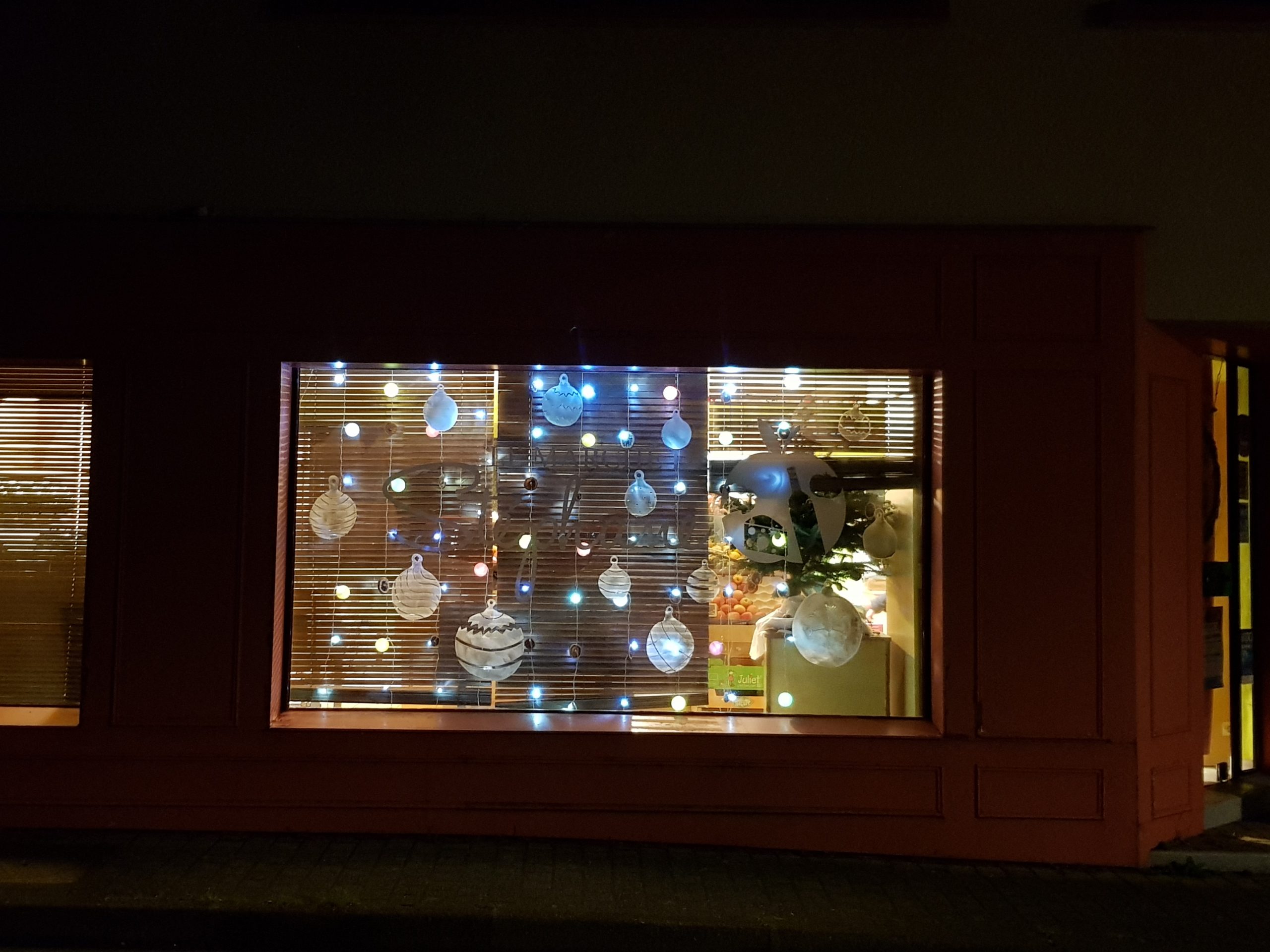 Photo d'un chantier pour une peinture sur vitrine pour l'hiver, pour une boutique, par Céline Gravier, ô Peinture Enchanteur.