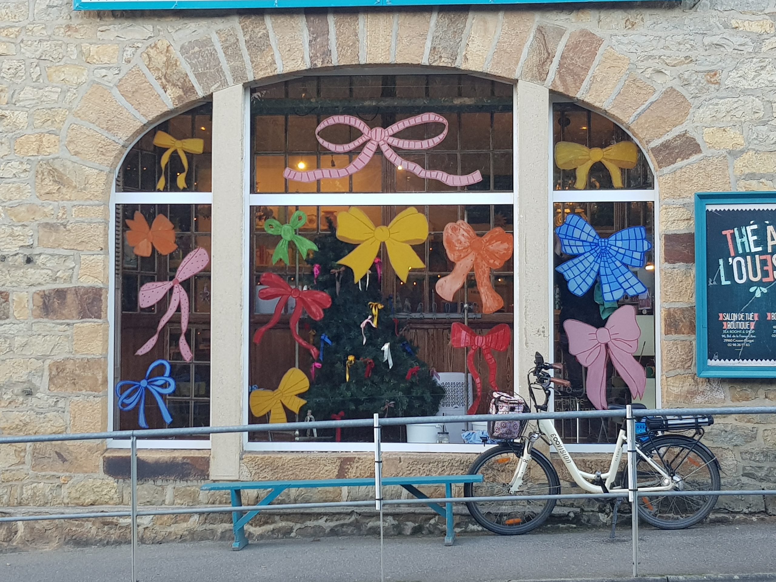 peinture sur Vitrine-décor temporaire de rubans-peinture naturelles -hiver 2025- o peintre enchanteur- céline gravier